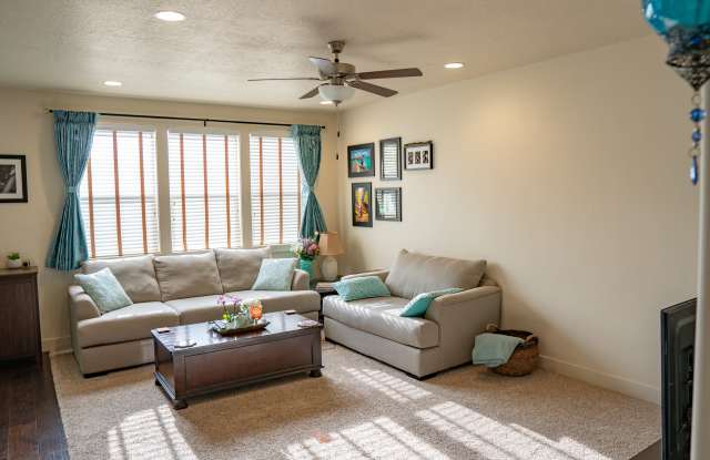 4154 N Cresthaven Ln Gallery 4