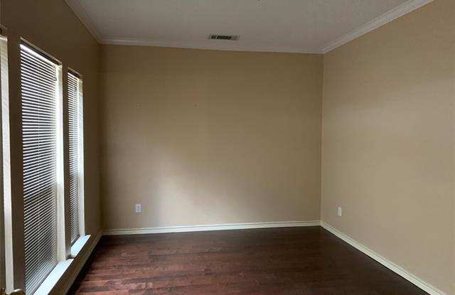 560 Wendy Lane Gallery 4