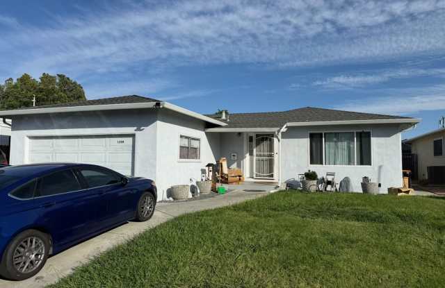 CENTRALLY LOCATED 3 BD/2BATH SINGLE STORY HOME.. photos photos