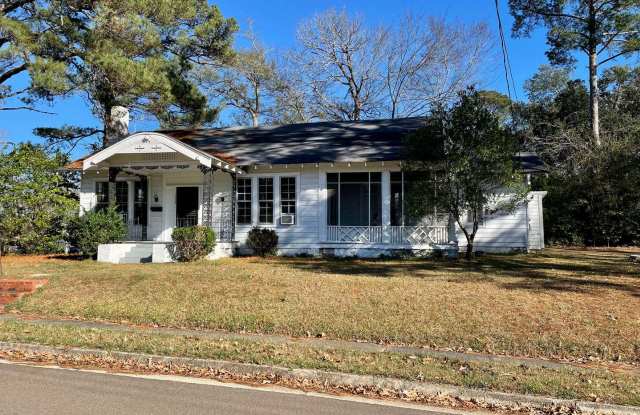 **RENT SPECIAL** 3 Bed 2 Bath House for Rent in Belhaven! - 1728 Edgewood Street, Jackson, MS 39202