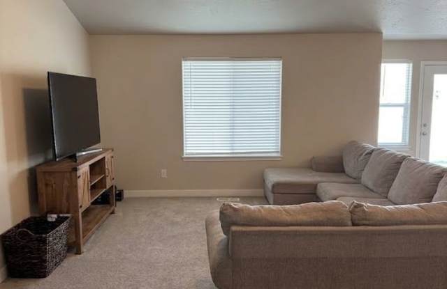 MOVE-IN SPECIAL: Get $250 OFF one month's rent with a move-in date of 10/01/2026. Gallery 3