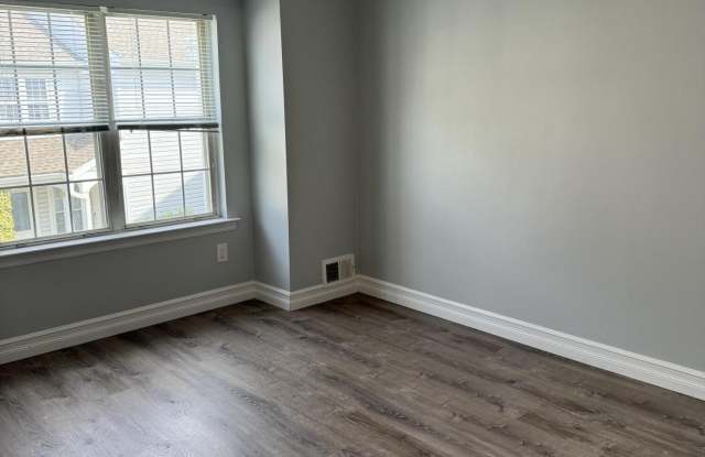12 Tulip Lane Gallery 3