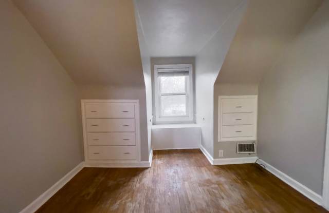 5-Bedroom Home Near Ball State Campus! In Unit Washer/Dryer & Large Backyard! Gallery 4