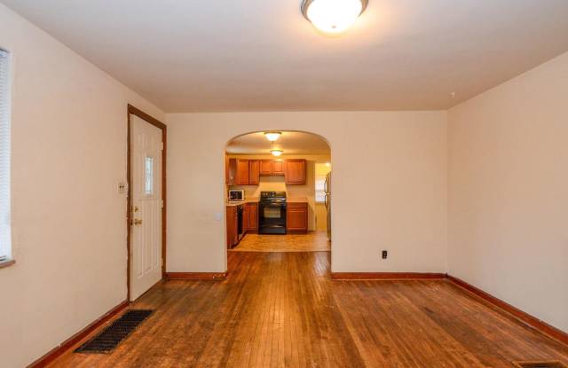 207 E 14th St - 5Bed/2Bath - Remodeled Basement! Gallery 3