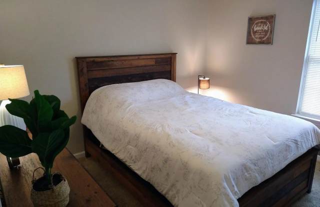 Room in 5 Bedroom Home at Venesa Cir photos photos