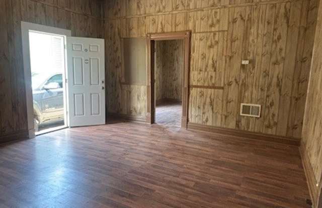 702 NE Evangeline Thruway Gallery 2
