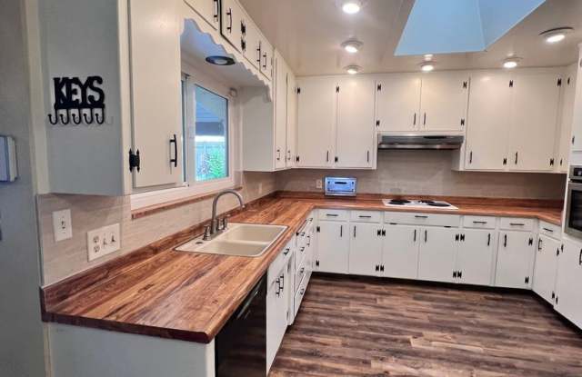 3 Bedroom Home available now. With POOL! Gallery 3