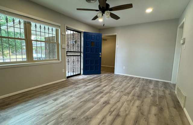 711 SW Ranch Oak- Hot new listing! Gallery 3