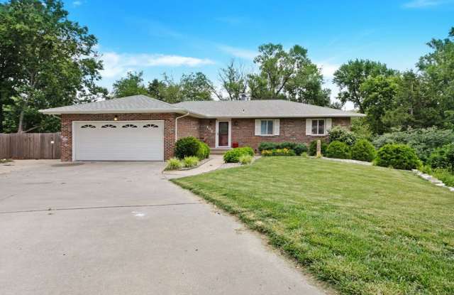 Italian Estates Property Management - 405 Cherry Circle, Manhattan, KS 66503