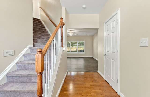Beautiful Single Family Home w/ 2-Car Garage; Jacuzzi, Walk-In Closets, All Electric! Gallery 4