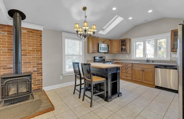 2 Bellevue Ave. - 2 Bellevue Avenue, Wakefield, MA 01880