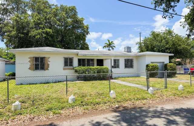 6500 NE 1st Pl photos photos