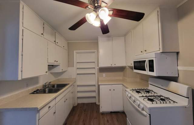 3 bedroom home with covered patio and garage! Gallery 3