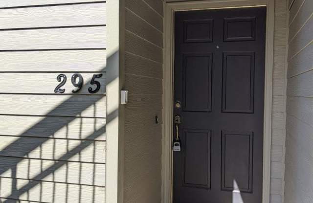 Great 2 bed/1 bath condo near Eugene Country Club! - 295 Country Club Road, Eugene, OR 97401