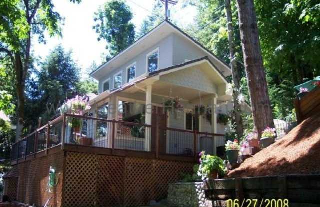 Vacation Home: Resort Living on the McKenzie River - 35810 Camp Creek Road, Lane County, OR 97478