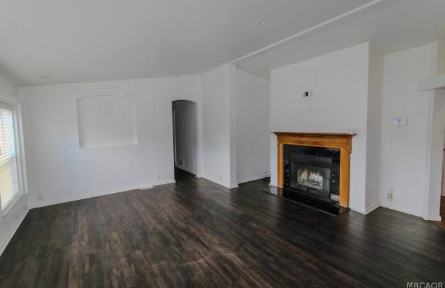 46063 South Drive Gallery 2