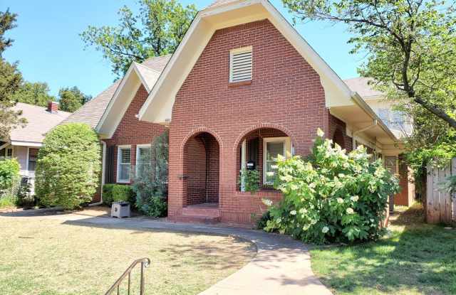 Great 2-Story, 2 Bedroom & 2 Bathroom Available Now in Mesta Park! Gallery 4