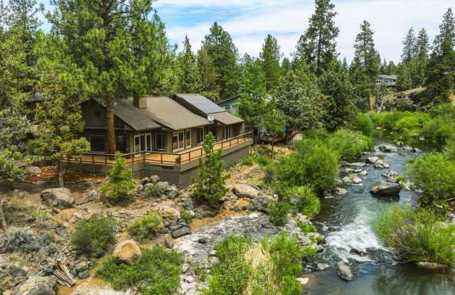 Exceptional Three Bedroom Riverfront Retreat in Northwest Bend photos photos Exceptional Three Bedroom Riverfront Retreat in Northwest Bend photos photos