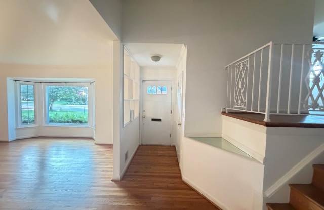 5808 GREENTREE Road Gallery 4