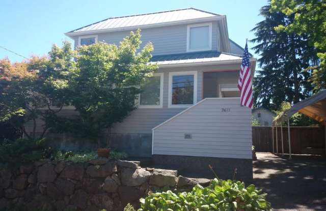 Spacious 5-Bedroom Magnolia Home with Rooftop Deck & Lake Views Gallery 1