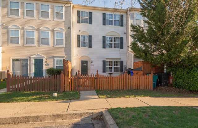 Beautifully maintained townhouse in Wellington Trace available early October! Gallery 3