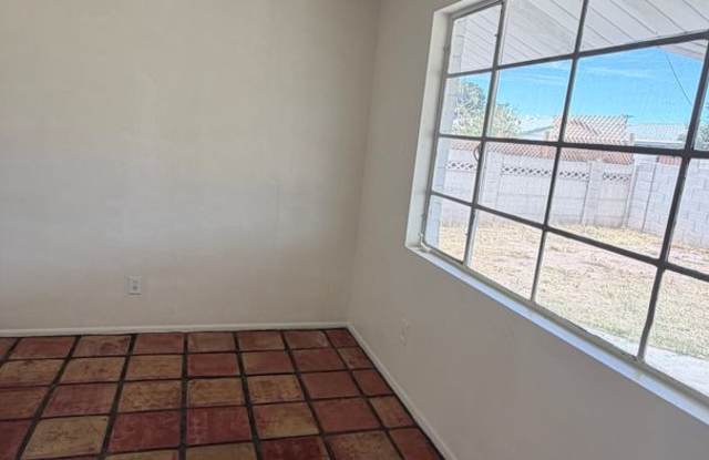 **Spacious 4 Bedroom Home in the Heart of Tempe!** Priced Below Market for Immediate Move In! Gallery 4