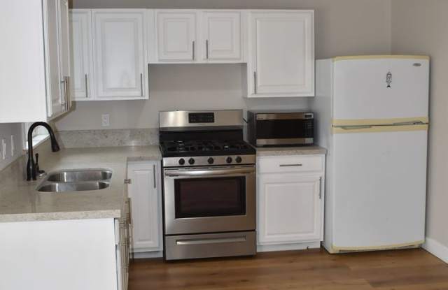 Detached 1 Bedroom Home with Large Private Backyard Gallery 3