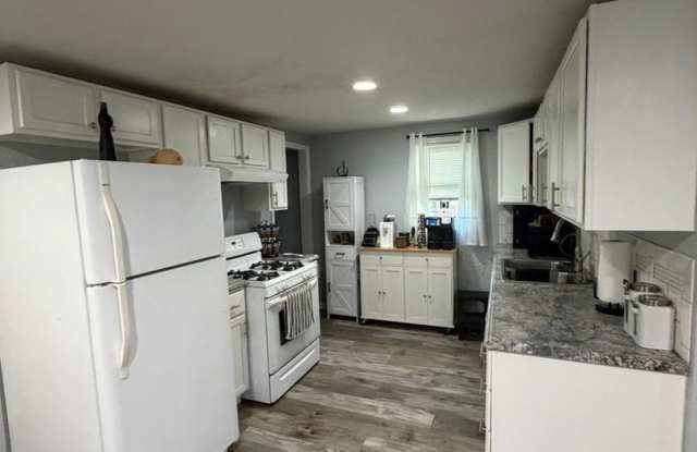 Charming 2BR House in Omaha Gallery 4