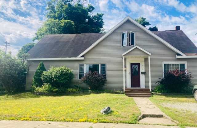 Spacious Home in Gaylord Gallery 1