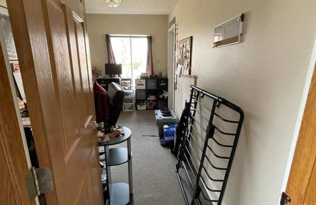 Spacious Three Bedroom Near Campus - 409 West Avenue South, La Crosse, WI 54601