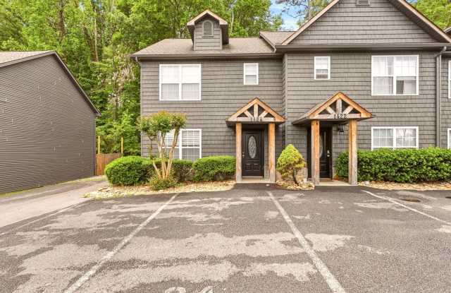 Sevierville 37862 - 2 Bedroom, 2.5 Bath Townhome - Contact Lisa Vineyard (865) 216-9334 Gallery 1