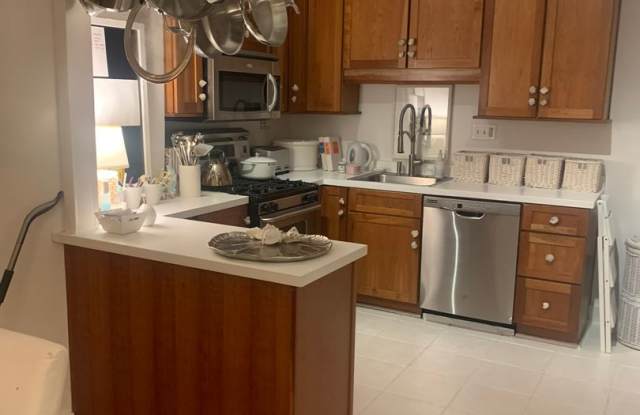 Introducing a charming 3-bedroom, 2-bathroom townhouse located in the heart of Shadyside photos photos
