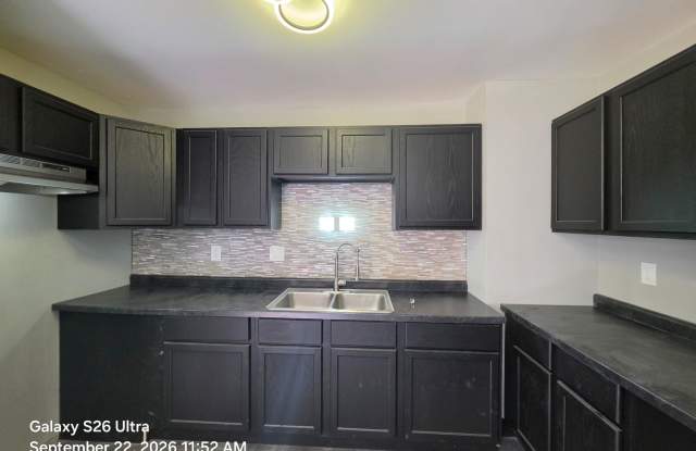 3 Bedroom Condo - Fully renovated Gallery 3