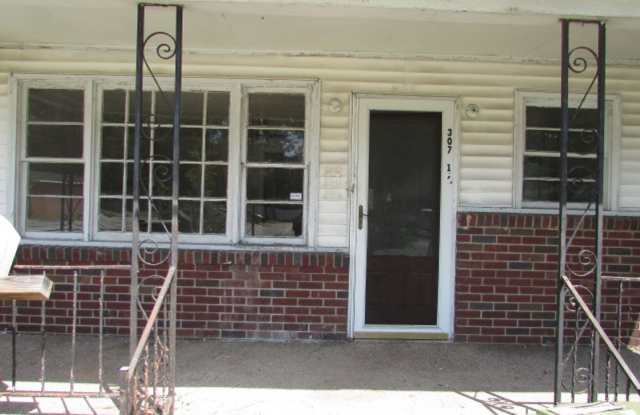 Charming 2-Bedroom Home in a Convenient Sumter Location Gallery 1