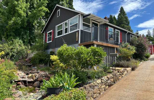 Adorable 2 Bedroom One Bathroom Home Close to Downtown Grass Valley and Shopping - 665 South Auburn Street, Grass Valley, CA 95945
