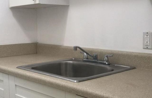 GROUND FLOOR Next to UM Hospital! One Bedroom Ground Floor Gallery 1