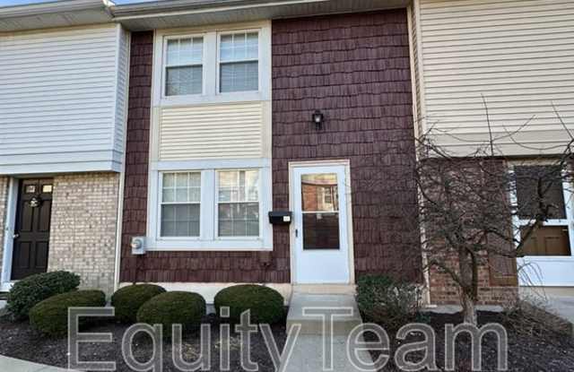 3421 Amberway Ct - 3421 Amberway Court, Northbrook, OH 45251