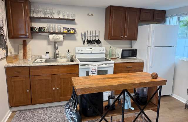 Niu Valley Cottage Gallery 1