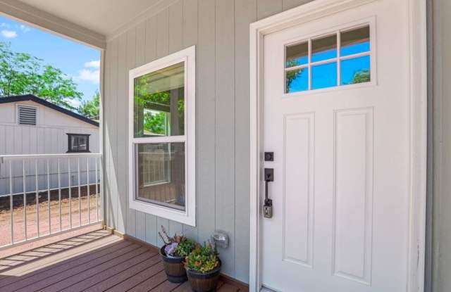 Beautiful and CLEAN three bedroom, two bathroom house is newly available for rent! Gallery 3