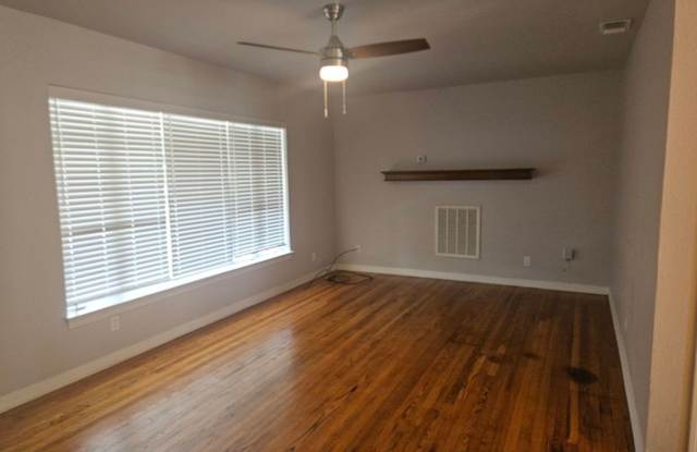 Updated 2 Bedroom w/ 1 Car Garage Gallery 4