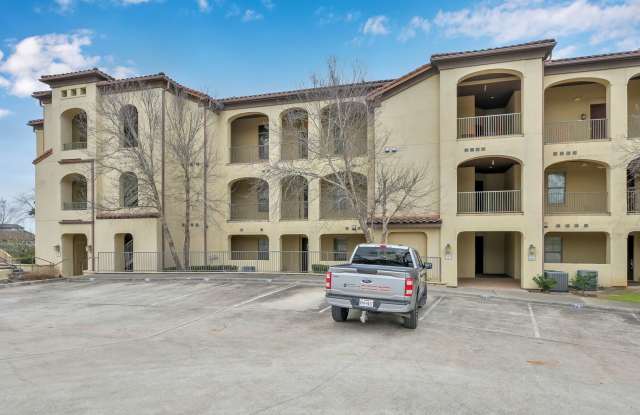 Lakefront Condo GARAGE INCLUDED Gallery 3