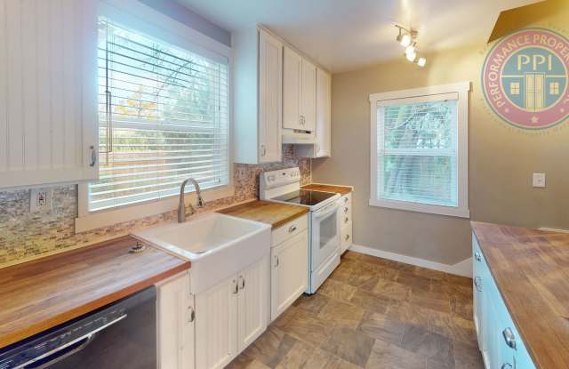 Adorable Canby Home, Cozy Gas Fireplace, Private Fenced Yard, Cat or Dog Friendly (2 max) photos photos