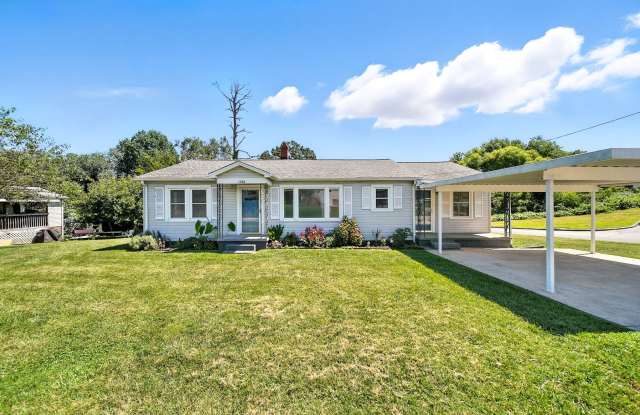 Charming 3 bed /2 bath Bungalow on Spacious Corner Lot Gallery 1