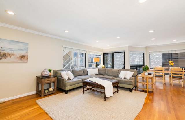 3888 Riviera Dr Gallery 2