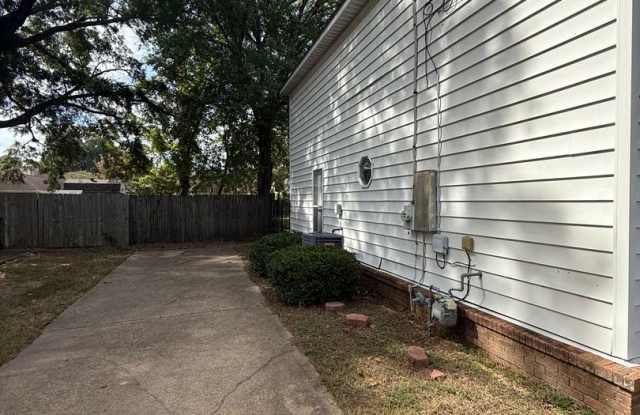 ** 4 bed 2.5 bath located in Dalraida ** Call 334-366-9198 to schedule a self showing Gallery 4