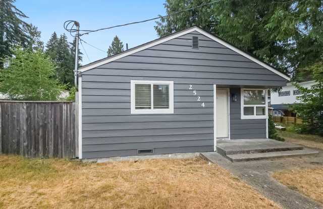 Updated 2‑Bed Home Near Parks, Transit, and Light Rail photos photos