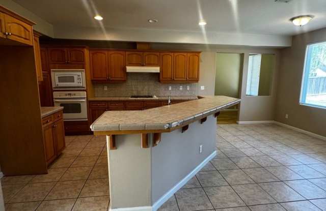 Move in special just in time for the HOIDAYS! First month Free!  Amazing 5 Bedroom House - In Quail Lakes! Gallery 3