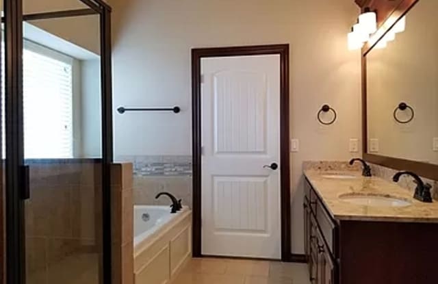Gorgeous, 3 Bedroom 2 Bath in the King's Manor Addition in Moore WITH STORM SHELTER!!! Gallery 3