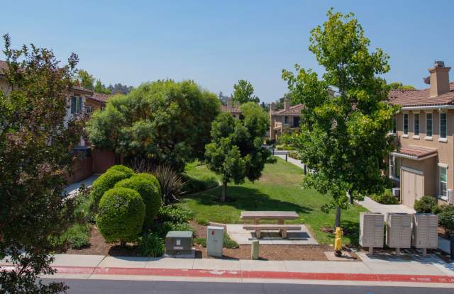Homes Management - 2 Bed, 2 Bath Townhouse in Oak Drive Villas Gallery 3