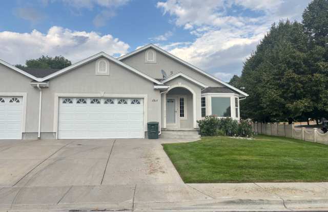 Beautiful 2 Bedroom 2 Bathroom Storage Galore! photos photos